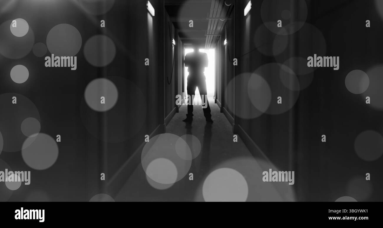 Immagine di macchie di luce bokeh grigie su una figura spaventosa retroilluminata nella porta alla fine del corridoio scuro Foto Stock