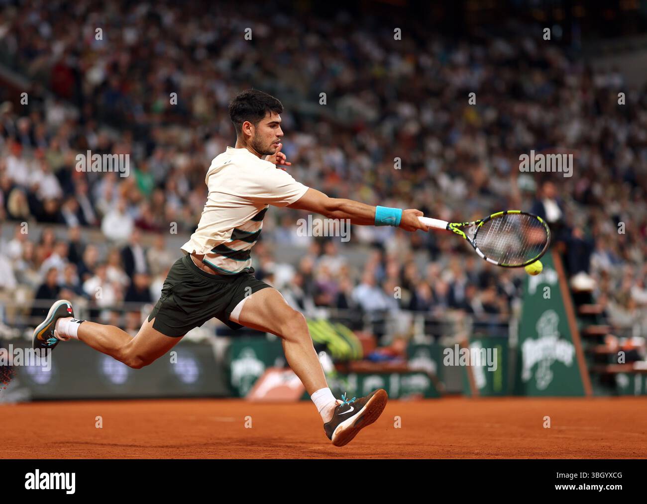 Parigi, Francia. 6 giugno 2025. Carlos Alcaraz gioca contro l'Italia Lorenzo Musetti durante la semifinale al French Tennis Open al Roland Garros di Parigi, venerdì 6 giugno 2025. Alcaraz è arrivato in finale dopo che Musetti si è ritirato a causa di un infortunio nel quarto set. Foto di Maya Vidon-White/UPI credito: UPI/Alamy Live News Foto Stock