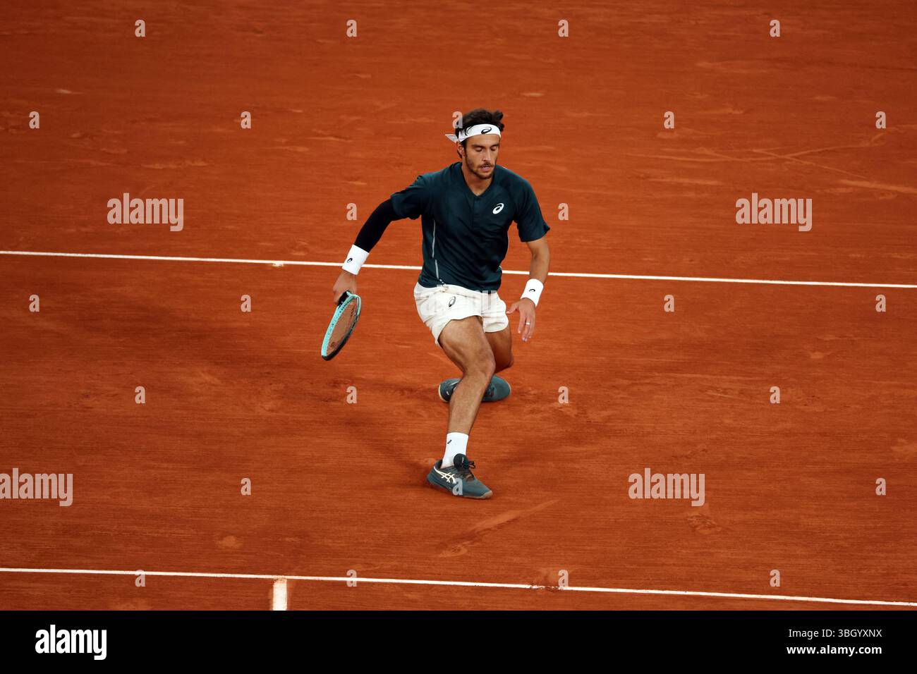 Parigi, Francia. 6 giugno 2025. Lorenzo Musetti gioca contro lo spagnolo Carlos Alcaraz durante la semifinale al French Tennis Open al Roland Garros di Parigi, venerdì 6 giugno 2025. Alcaraz è arrivato in finale dopo che Musetti si è ritirato a causa di un infortunio nel quarto set. Foto di Maya Vidon-White/UPI credito: UPI/Alamy Live News Foto Stock