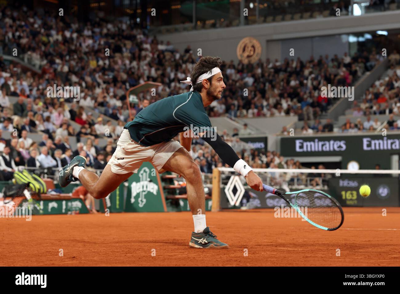 Parigi, Francia. 6 giugno 2025. Lorenzo Musetti gioca contro lo spagnolo Carlos Alcaraz durante la semifinale al French Tennis Open al Roland Garros di Parigi, venerdì 6 giugno 2025. Alcaraz è arrivato in finale dopo che Musetti si è ritirato a causa di un infortunio nel quarto set. Foto di Maya Vidon-White/UPI credito: UPI/Alamy Live News Foto Stock