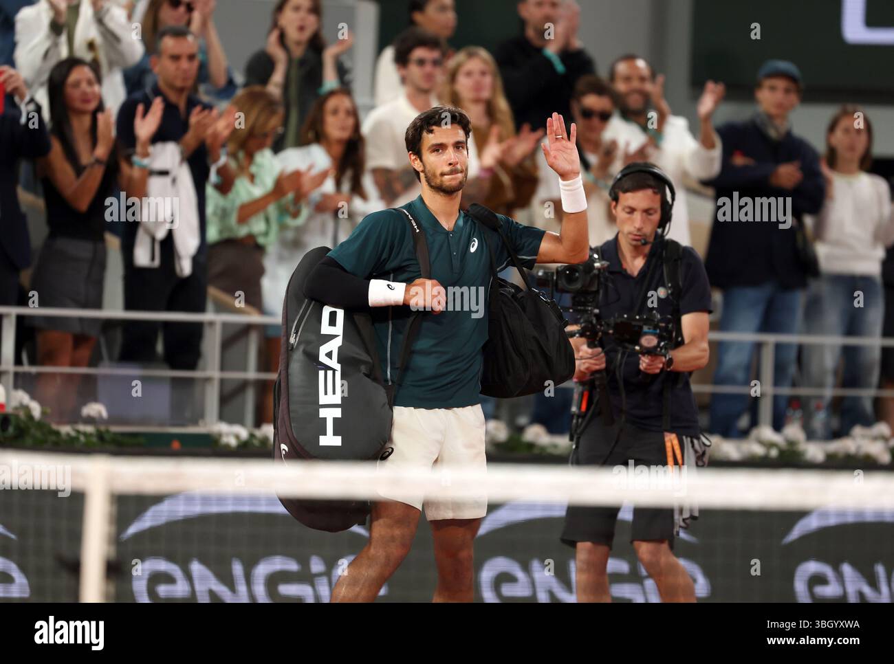 Parigi, Francia. 6 giugno 2025. Lorenzo Musetti dell'Italia sventola mentre lascia il campo a causa di un infortunio nel quarto set contro lo spagnolo Carlos Alcaraz durante la semifinale al French Tennis Open di Roland Garros a Parigi, in Francia, venerdì 6 giugno 2025. Alcaraz avanzò fino alla finale. Foto di Maya Vidon-White/UPI credito: UPI/Alamy Live News Foto Stock