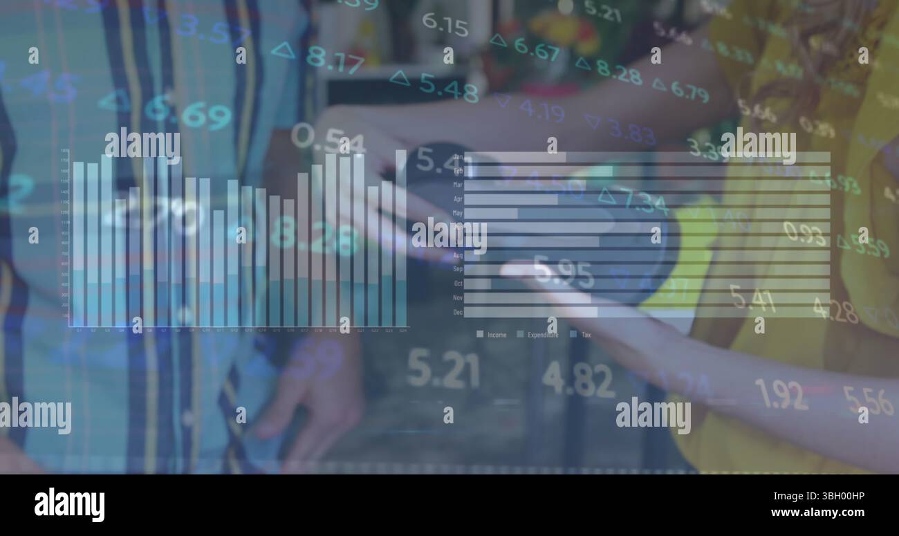 Donna in giallo e uomo in strisce che analizzano i dati su terrazze all'aperto, con tablet, grafici fluttuanti Foto Stock