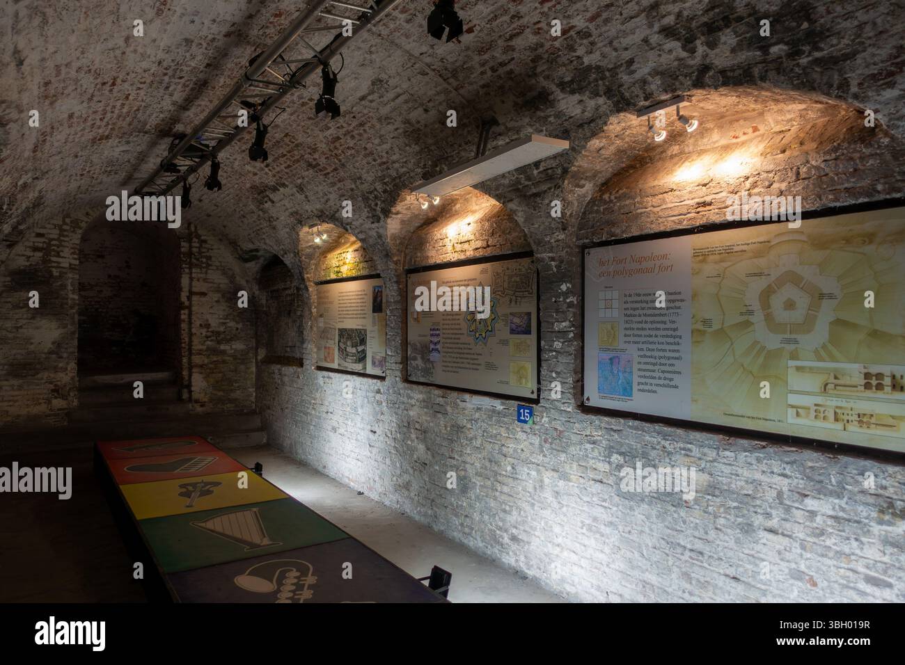 Interno del capitoniere a Fort Napoleon, forte poligonale di epoca napoleonica tra le dune di Ostenda, Fiandre occidentali, Belgio Foto Stock