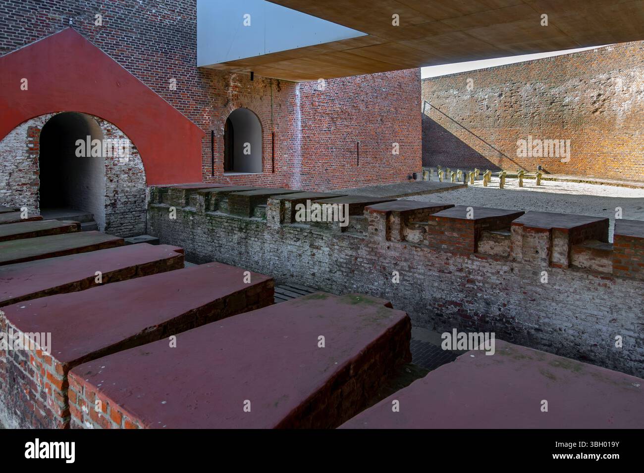 Taglio di una sezione di caponiere con porti di fucile in fossato a Fort Napoleon, forte poligonale dell'era napoleonica a Ostenda / Ostenda, Fiandre occidentali, Belgio Foto Stock