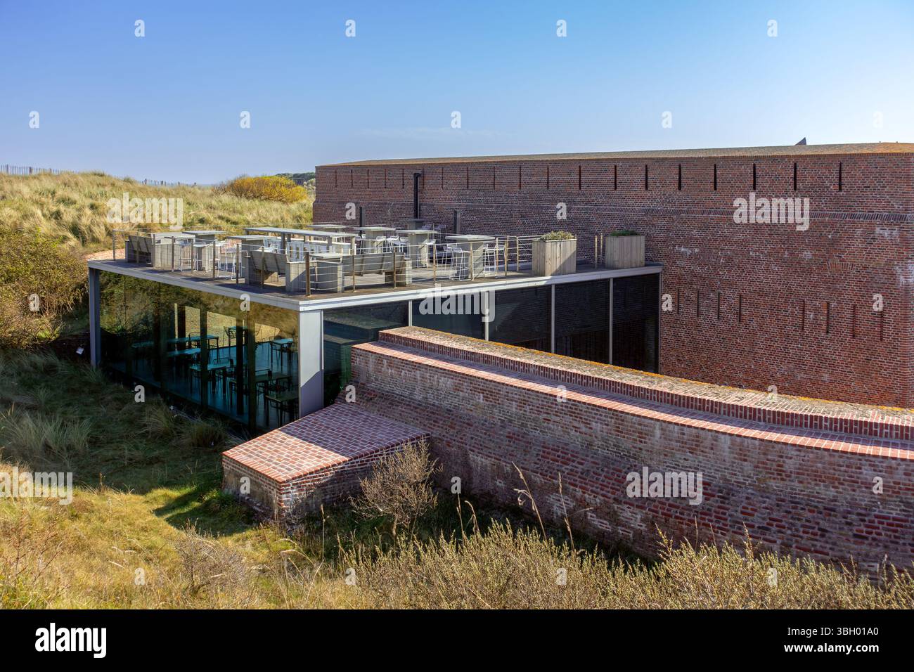 Ristorante con terrazza a Fort Napoleon, forte poligonale di epoca napoleonica tra le dune di Ostenda / Ostenda, Fiandre occidentali, Belgio Foto Stock