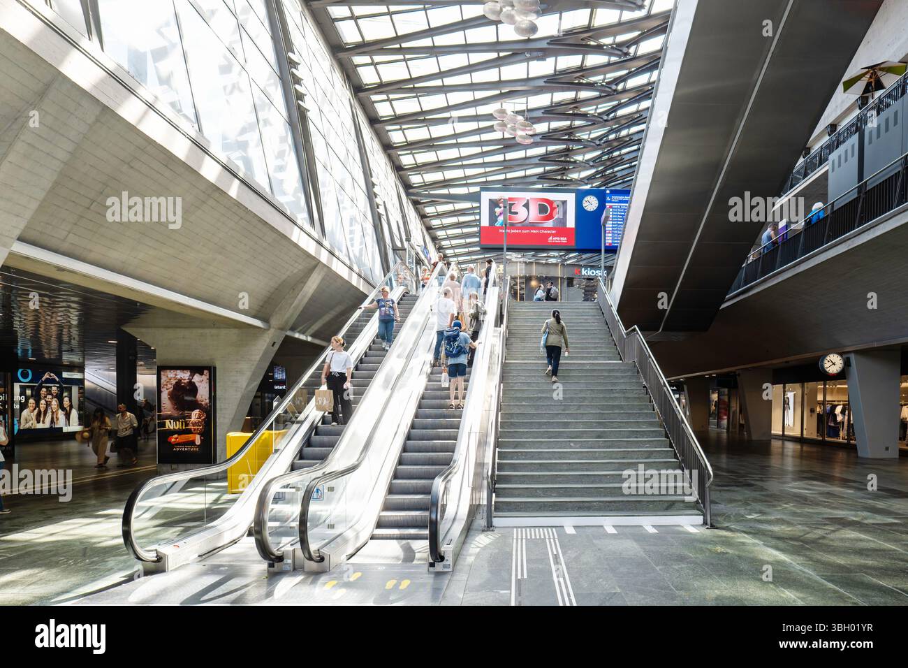 30-05-2025 Lucerna, Svizzera. Vista interna della hall della stazione ferroviaria principale. Soffitto in vetro, luce naturale, vista grandangolare dall'alto, persone in viaggio Foto Stock
