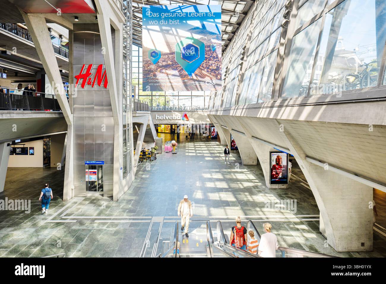 30-05-2025 Lucerna, Svizzera. Vista interna della hall della stazione ferroviaria principale. Soffitto in vetro, luce naturale, vista grandangolare dall'alto, persone in viaggio Foto Stock