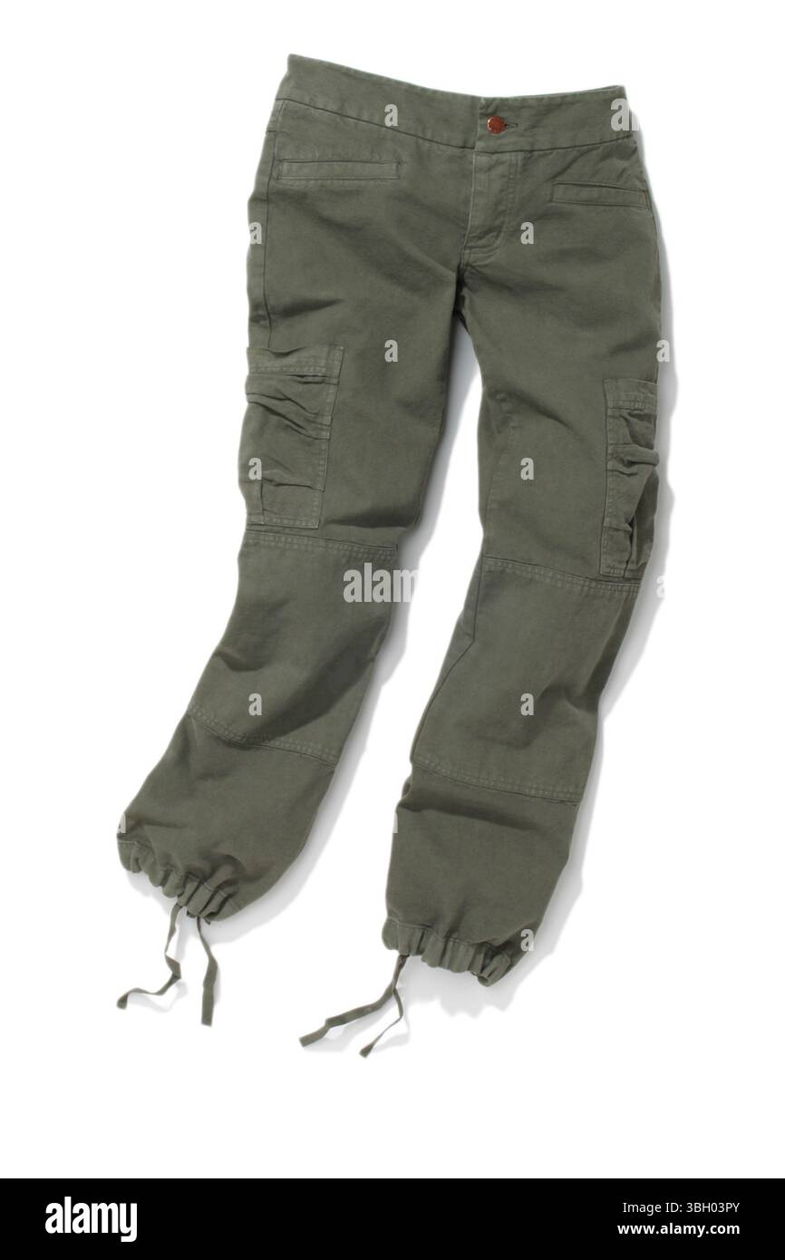 pantaloni cargo fotografati su sfondo bianco Foto Stock