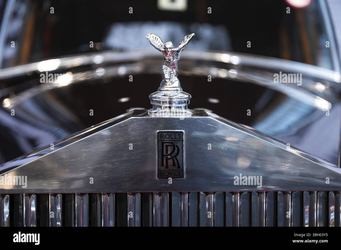 Etterbeek, Bruxelles, Belgio, SEP 14, 2024 - Rolls-Royce Silver Wraith oldtimer dal 1938 nel museo Autoworld, Europa Foto Stock