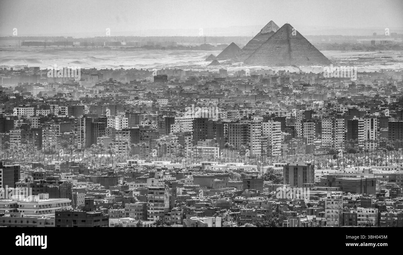 Vista aerea della città del Cairo con le piramidi in background Foto Stock Vista aerea della città del Cairo con le piramidi in background Foto Stock