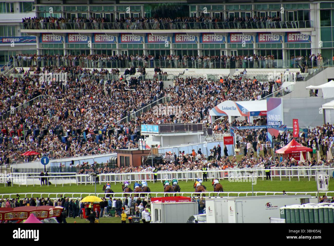 Epsom Downs, Surrey, Inghilterra, Regno Unito. 6 giugno 2025. Corse ippiche Ladies Day a Epsom Downs, Surrey. I cavalli che corrono fino al traguardo di fronte a una tribuna piena, con la numero 5 Minnie Hauk riden di Ryan Moore in viola l'eventuale vincitore delle Oaks a Epsom Downs nel Surrey. Crediti: Julia Gavin/Alamy Live News Foto Stock