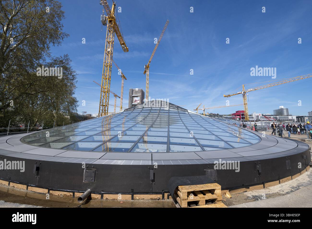 Aperto tutti i giorni presso la nuova stazione ferroviaria principale, Stoccarda 21, vista ravvicinata di un tetto in vetro su un cantiere con gru sullo sfondo, vetro dom Foto Stock