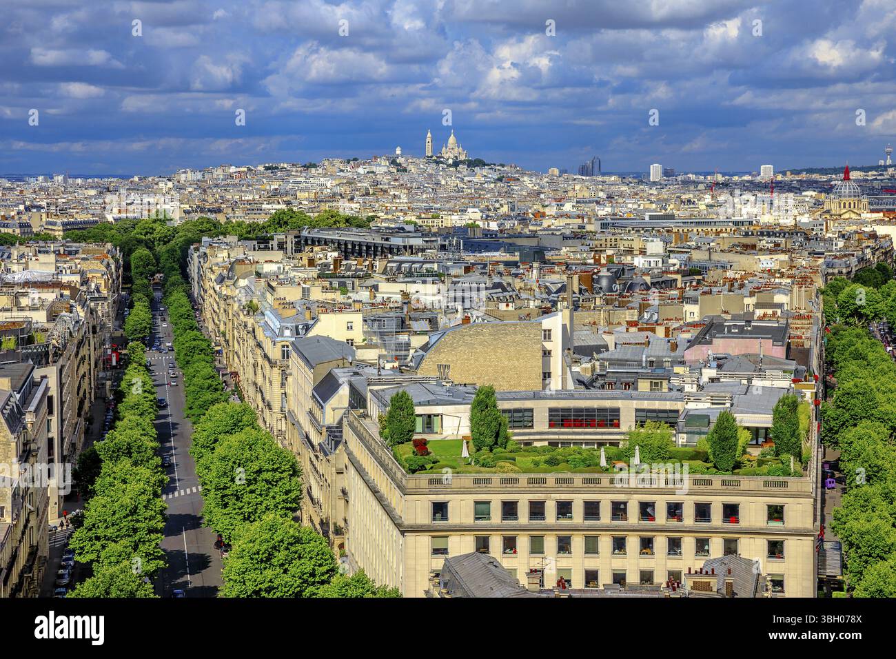 Vista aerea dello skyline di Parigi dalla cima dell'Arco di Trionfo. Lontana chiesa del Sacro cuore di Parigi o basilica del Sacro cuore di Parigi, Francia Foto Stock