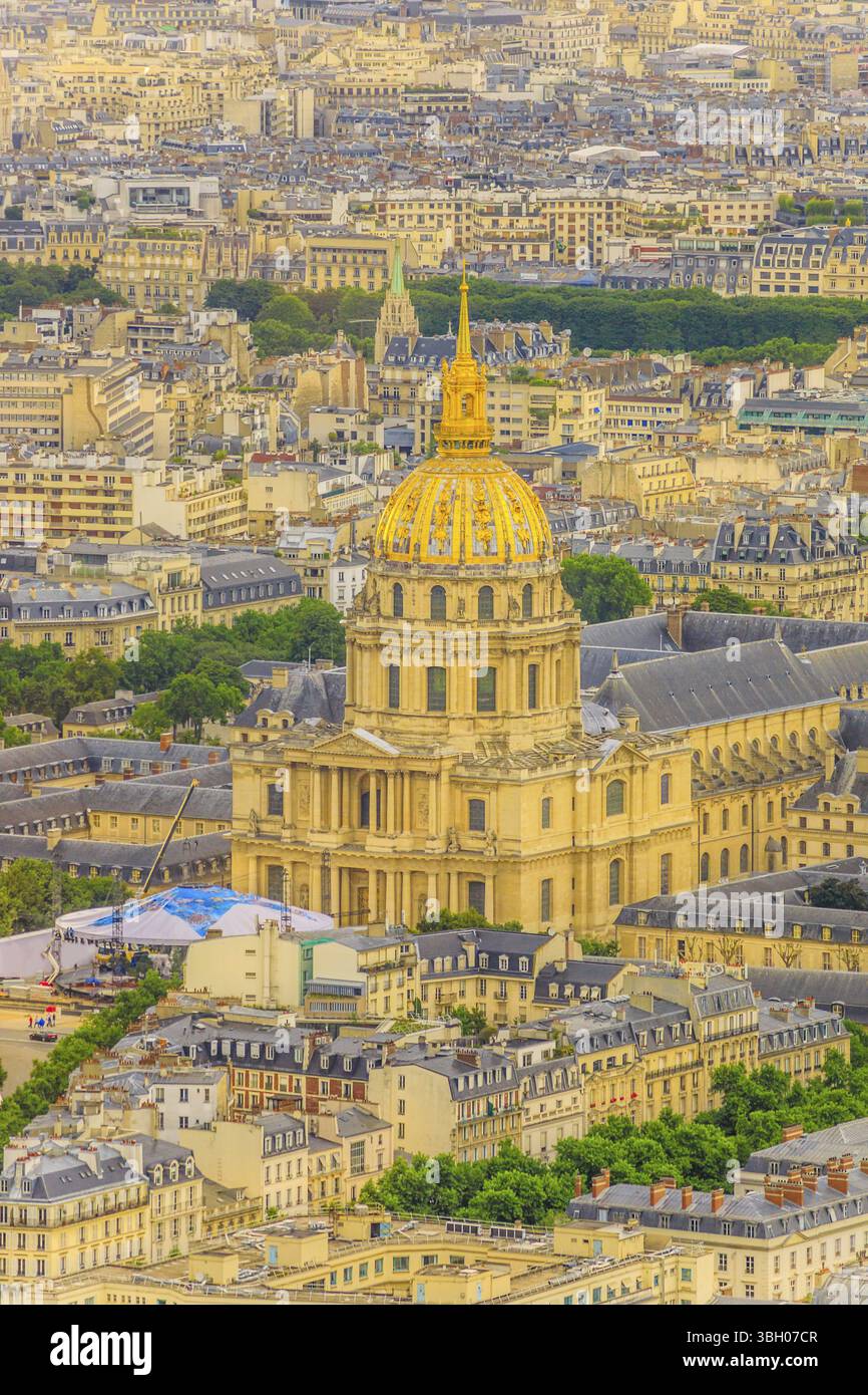 Primo piano della residenza nazionale degli Invalids alla luce del tramonto dalla terrazza panoramica di Tour Montparnasse. Vista aerea dello skyline urbano di Parigi, capitale Foto Stock