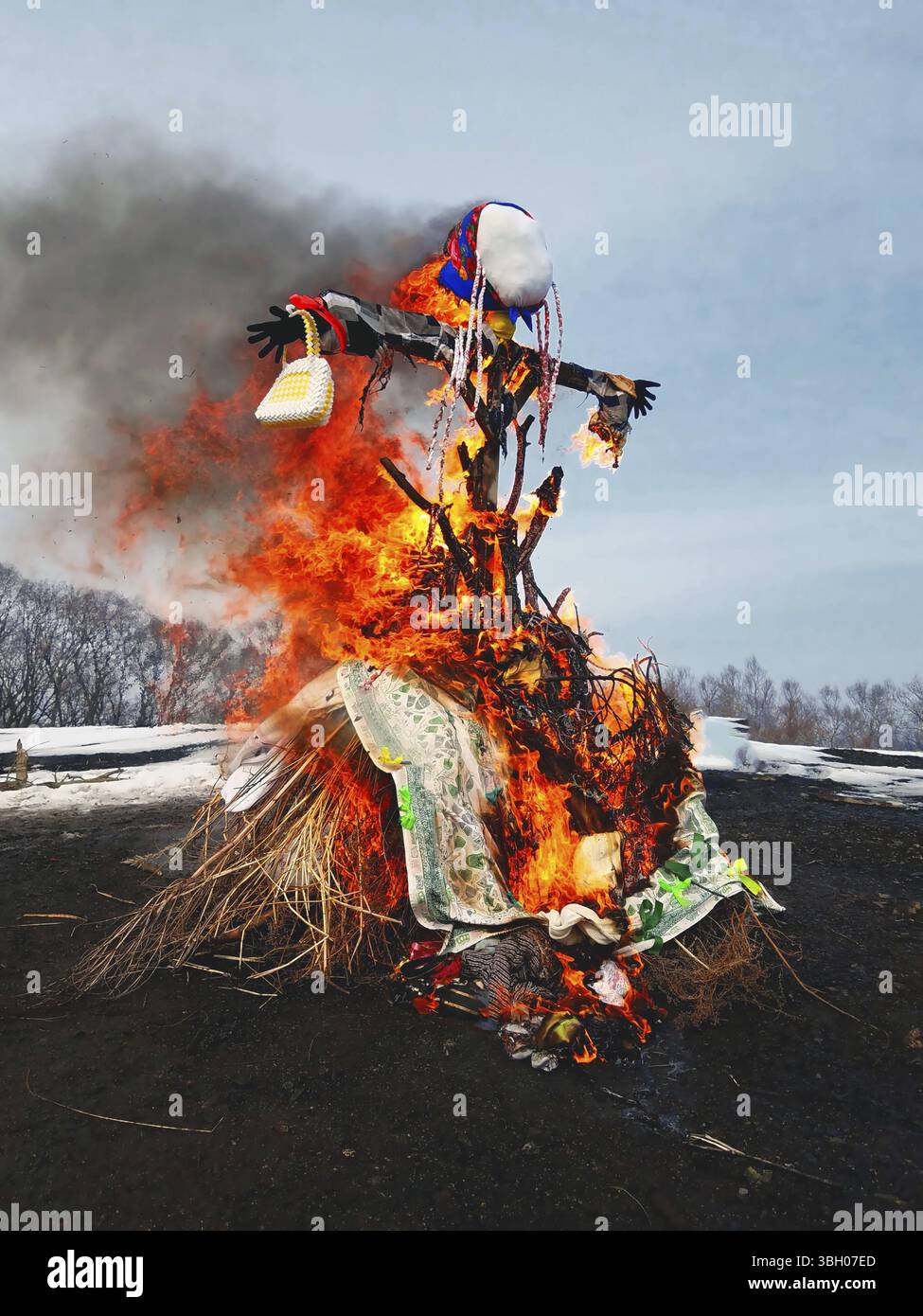 Fine dell'inverno. Shrovetide. Grande bambola per la masterizzazione Foto Stock