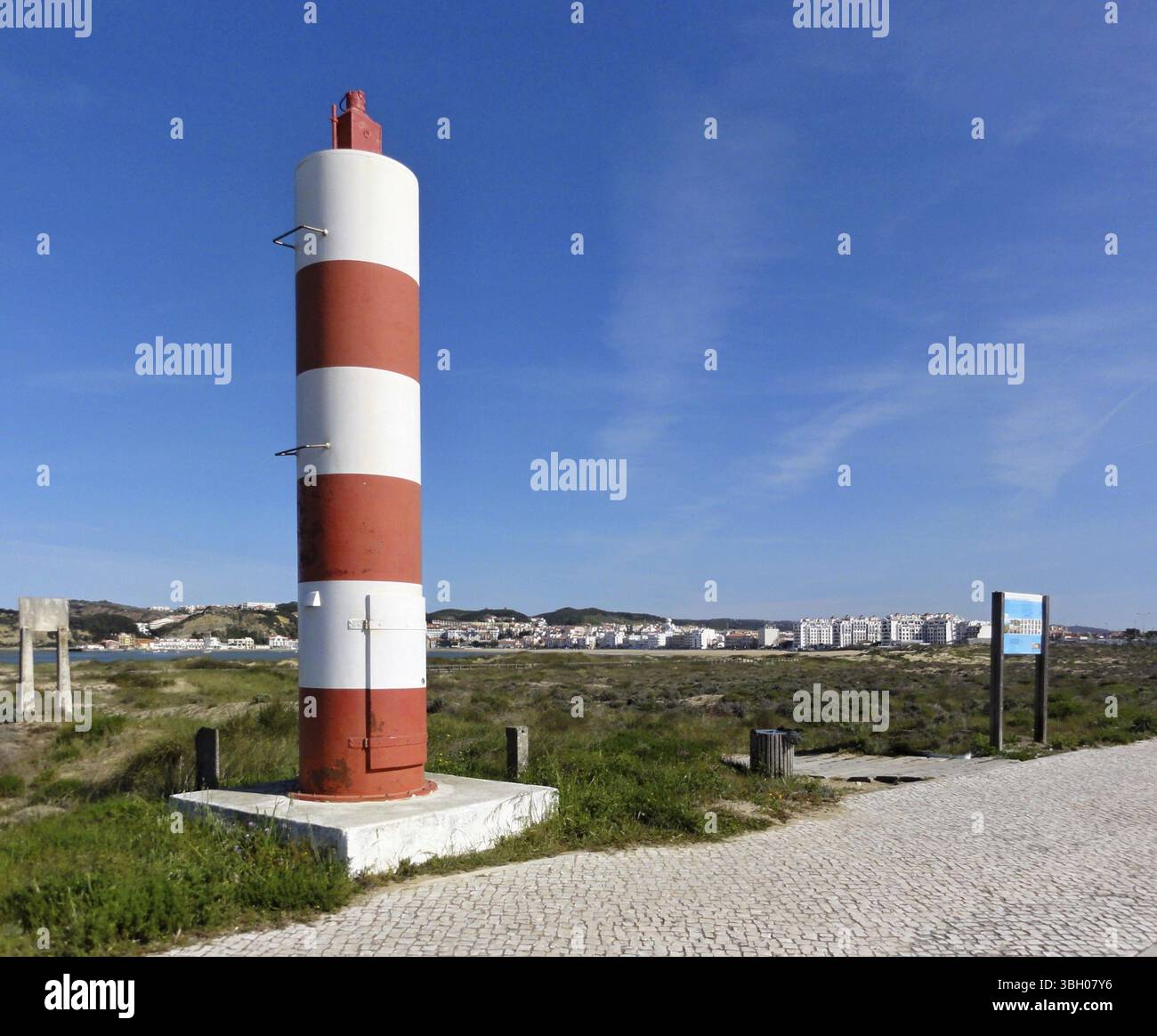 Piccolo faro rosso e bianco sul Concha vicino a Sao Martinho do Porto Foto Stock