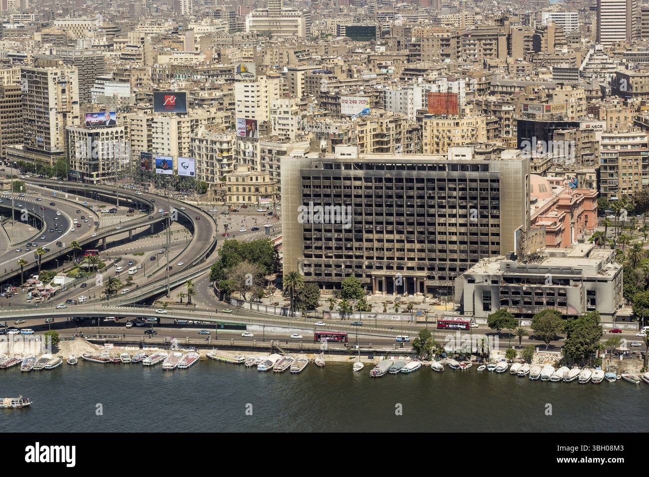 L'edificio utilizzato dal Partito Nazionale Democratico del presidente Mubarak è rimasto bruciato e abbandonato servendo come ricordo dell'Egitto del 2011 Foto Stock