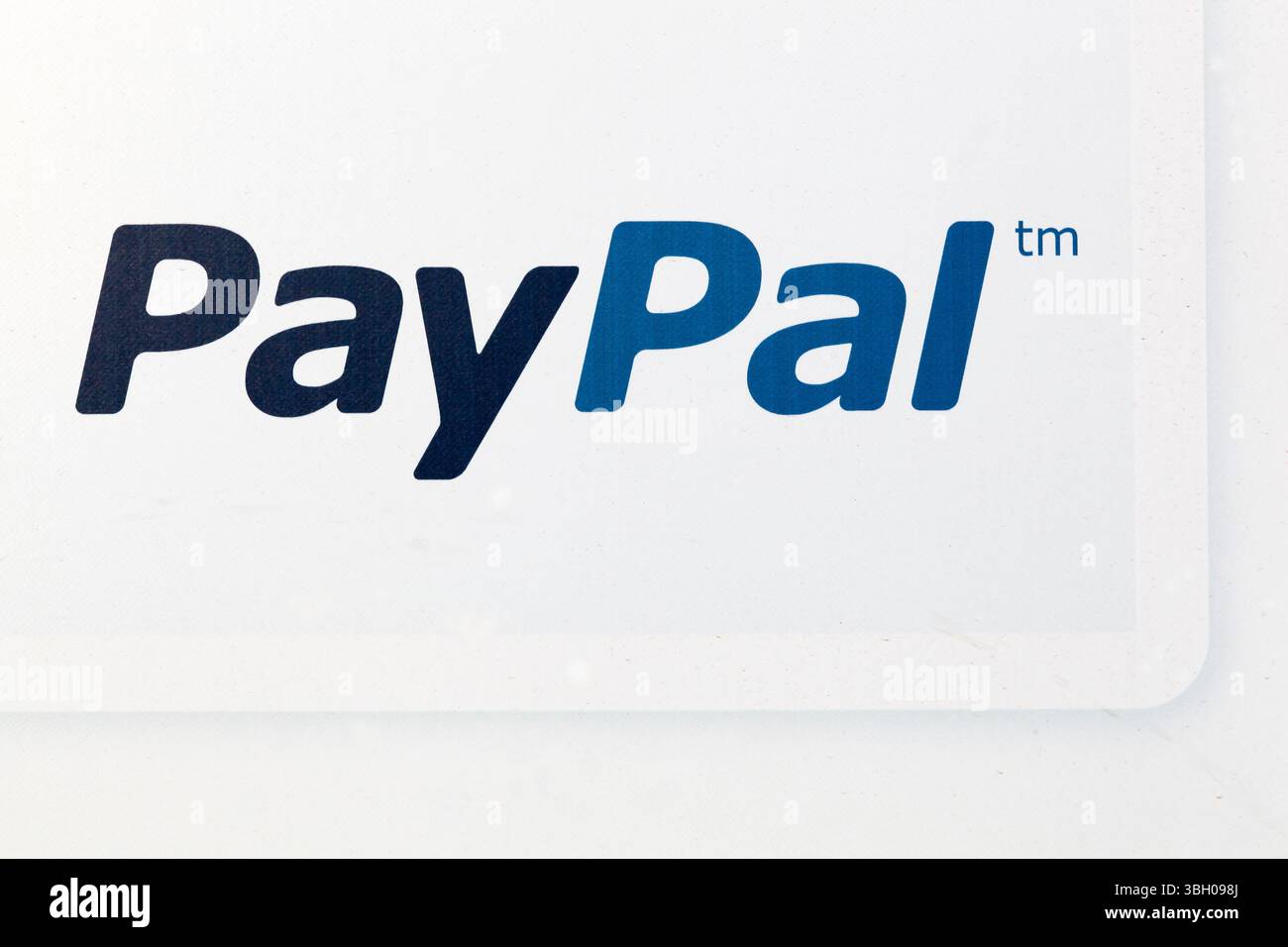Logo PayPal su una parete. PayPal è una multinazionale americana di tecnologia finanziaria che gestisce un sistema di pagamenti online Foto Stock