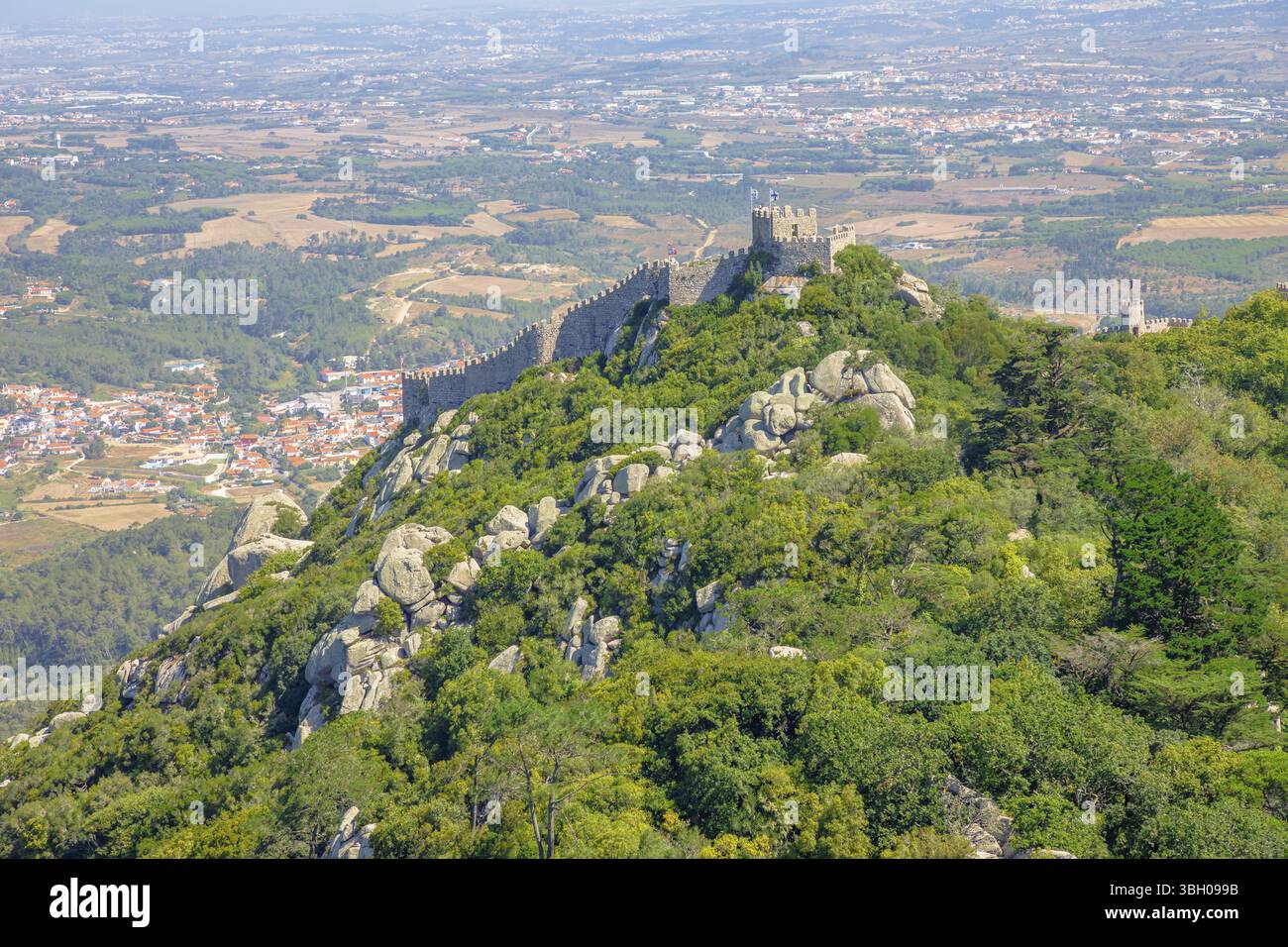 Vista aerea del Castello dei Mori e della valle di Sintra dal Palazzo Nazionale di pena. La fortezza moresca o Castelo dos Mouros è un castello medievale e patrimonio dell'umanità dell'UNESCO Foto Stock