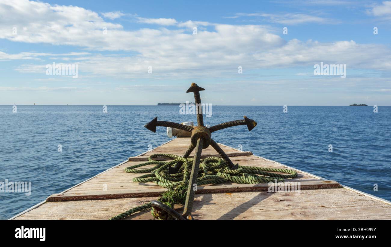 L'ancora di una piccola barca che punta in direzione delle Isole Changuu, che si trova nell'Oceano Indiano vicino a Zanzibar, Tanzania, Africa Foto Stock