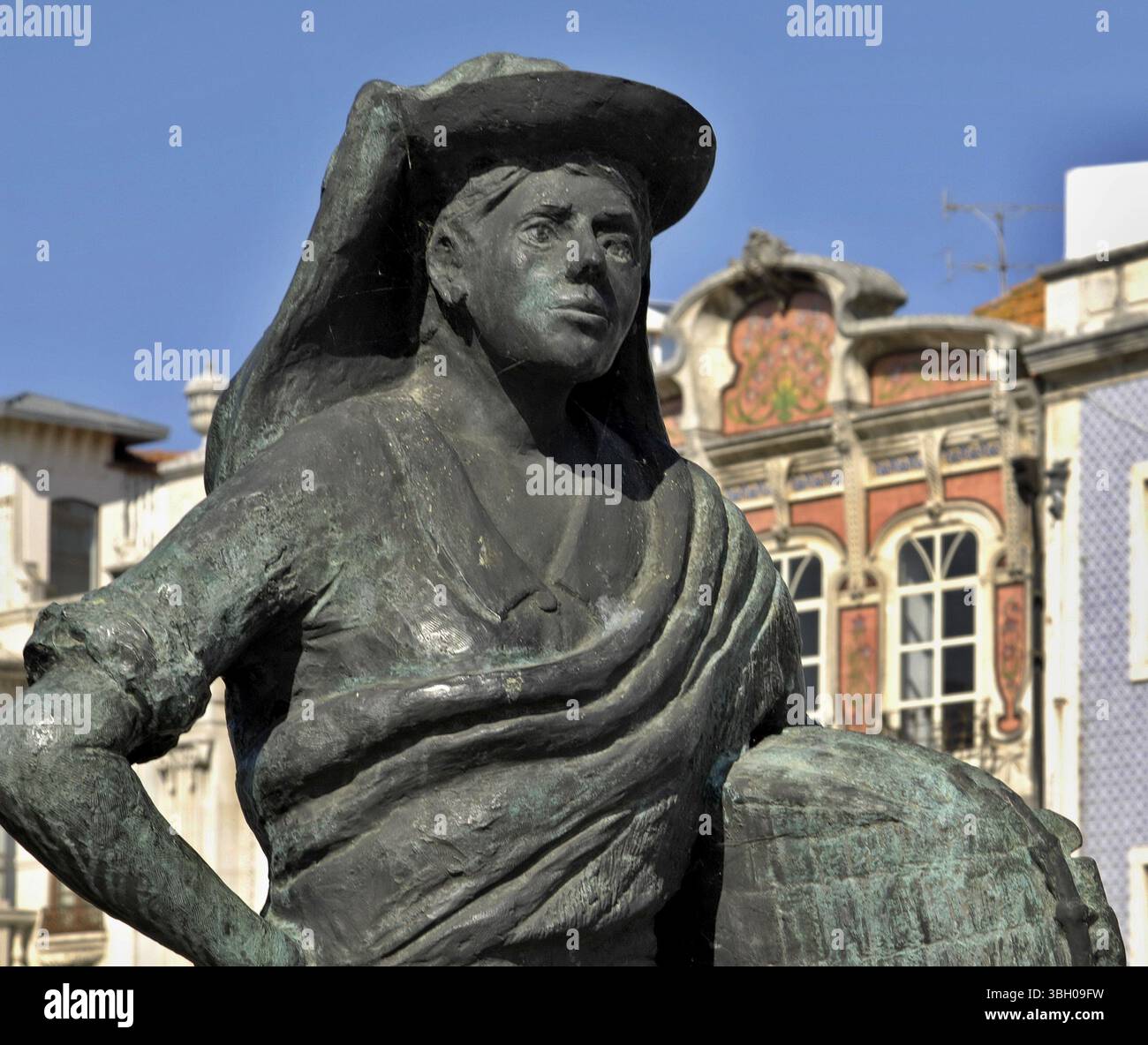 Statua di bronzo in memoria della donna che lavora nei campi di sale Foto Stock