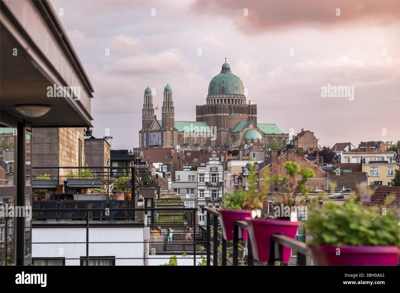 Bruxelles, Belgio - 23 maggio 2024 - Vista panoramica del paesaggio urbano al tramonto su Bruxelles con la Basilica del cuore sacro di Koekelberg nel retro Foto Stock
