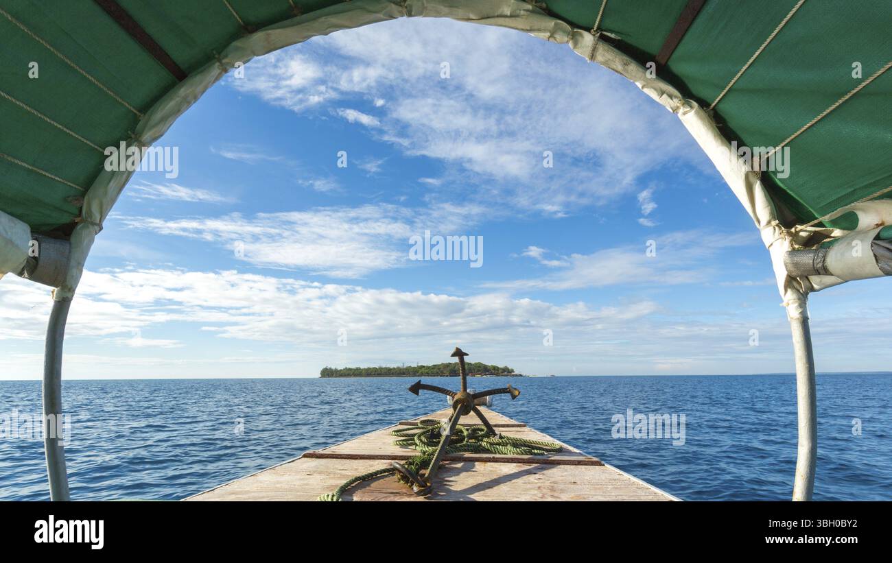 L'ancora di una piccola barca che punta in direzione delle Isole Changuu, che si trova nell'Oceano Indiano vicino a Zanzibar, Tanzania, Africa Foto Stock
