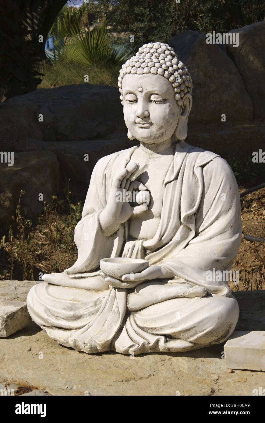 Simbolo della religione in India e Bali. Figura di Buddha seduta di Syein Foto Stock Simbolo della religione in India e Bali. Figura di Buddha seduta di Syein Foto Stock