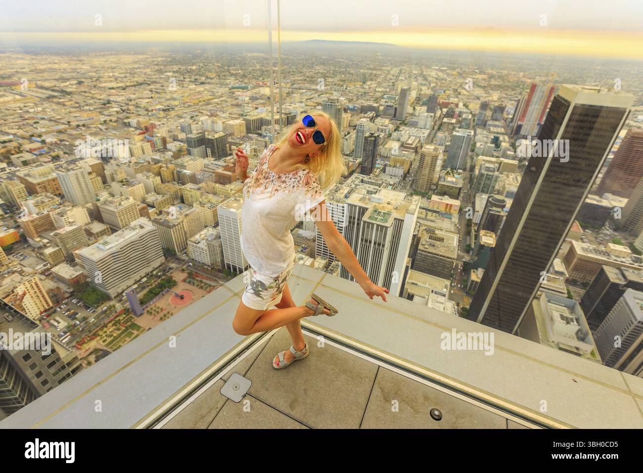Los Angeles arial skyline in California, Stati Uniti al tramonto. Viaggi e turismo concetto americano. Felice donna turistica caucasica che si diverte a Downt Foto Stock