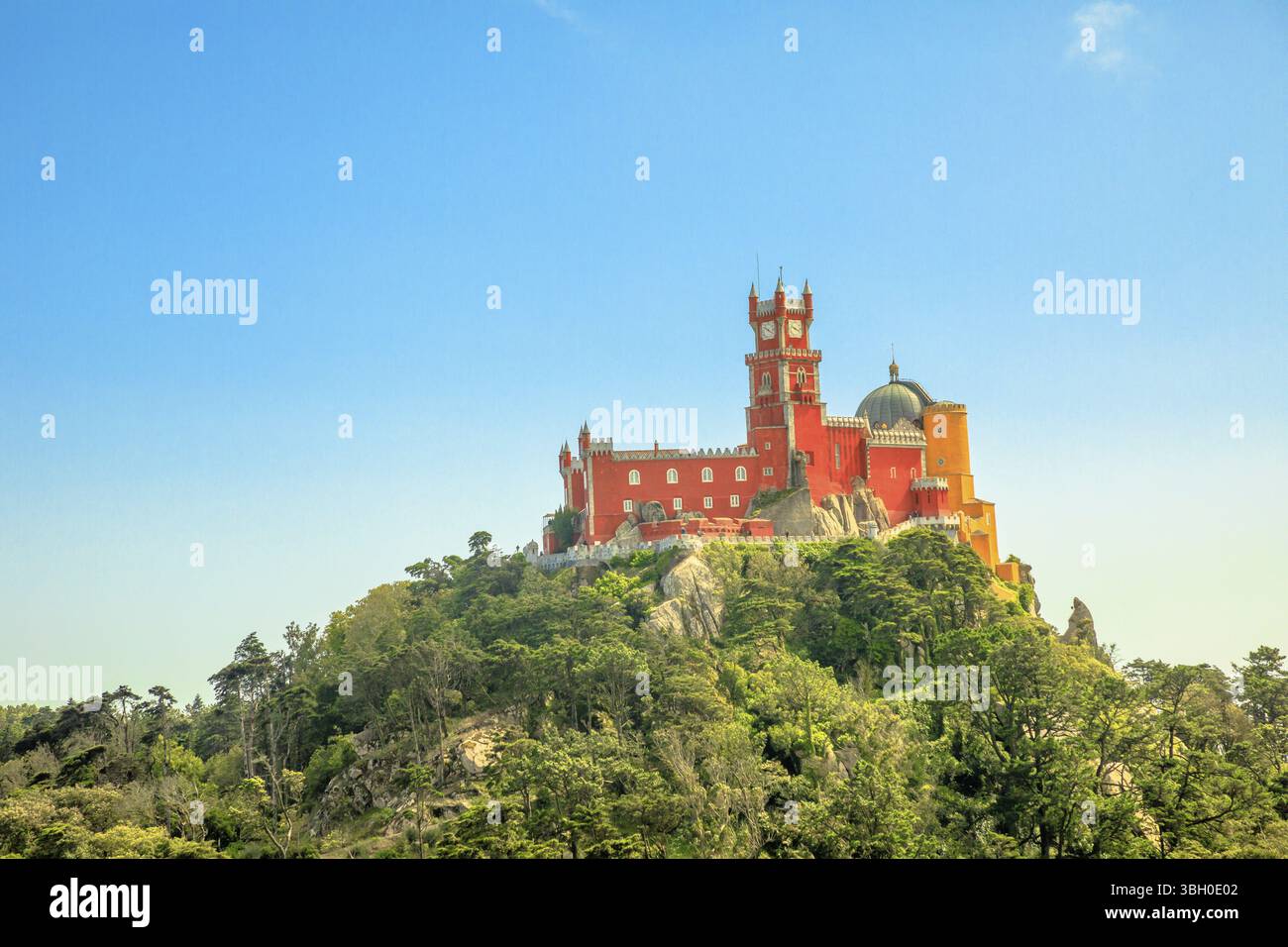 Vista aerea del colorato Palácio da pena sulla cima di una collina sopra Sintra in una giornata di sole con cielo blu. Panorama del Palacio da pena, monumento nazionale, Unes Foto Stock