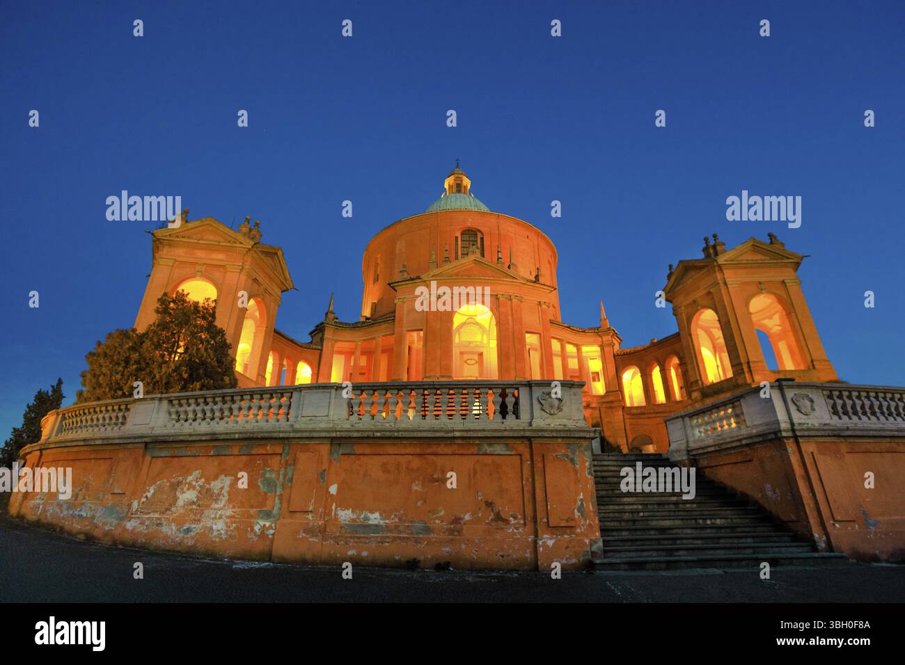 Ingresso al Santuario della Madonna di San Luca all'ora blu. Basilica di San Luca a Bologna, Emilia-Romagna, Italia illuminata di notte. Famoso Foto Stock