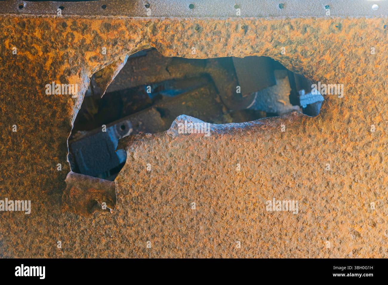 Danni ad un cannone costiero della batteria Longues-sur-Mer, parte delle fortificazioni costiere tedesche del muro Atlantico a Longues-sur-Mer (Calvados), in Francia Foto Stock