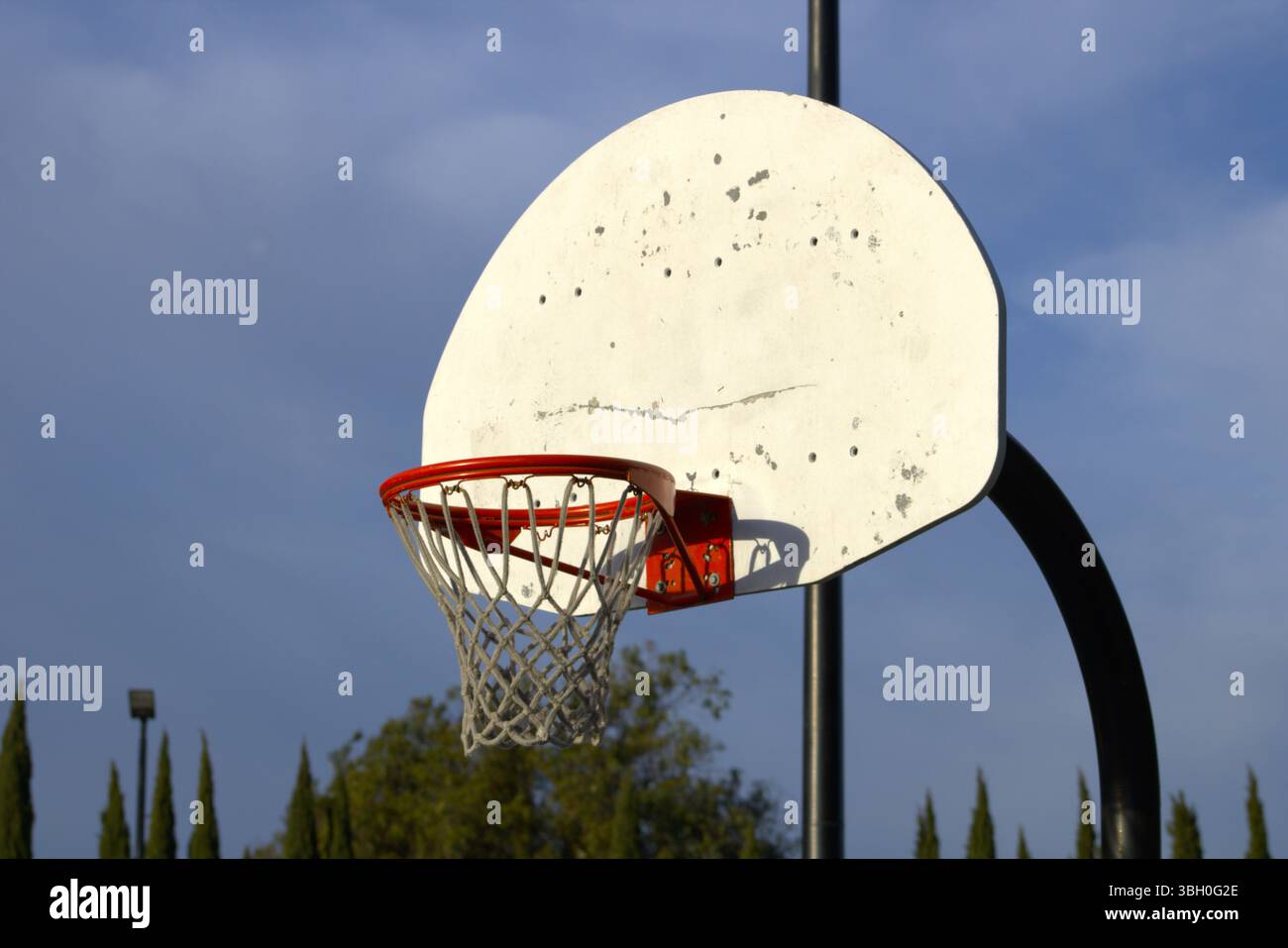 canestro da basket con il cielo blu alle spalle Foto Stock