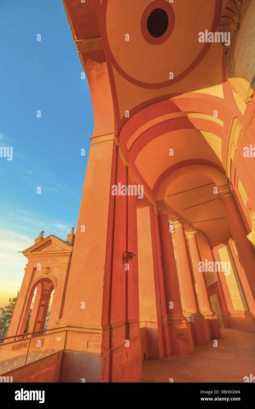 Colonnato della Basilica di San Luca, l'arco più lungo del mondo che conduce al Santuario di San Luca di Bologna in Italia. Architettura backgroun Foto Stock