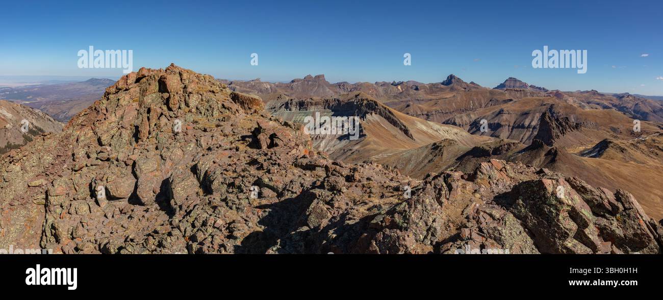 Il cono sommitale del Colorado 13er Wildhorse Peak. Dietro un mare di picchi del Monte San Juan, tra cui il 14ers Uncompahgre Peak e il Wetterhorn Peak. Foto Stock