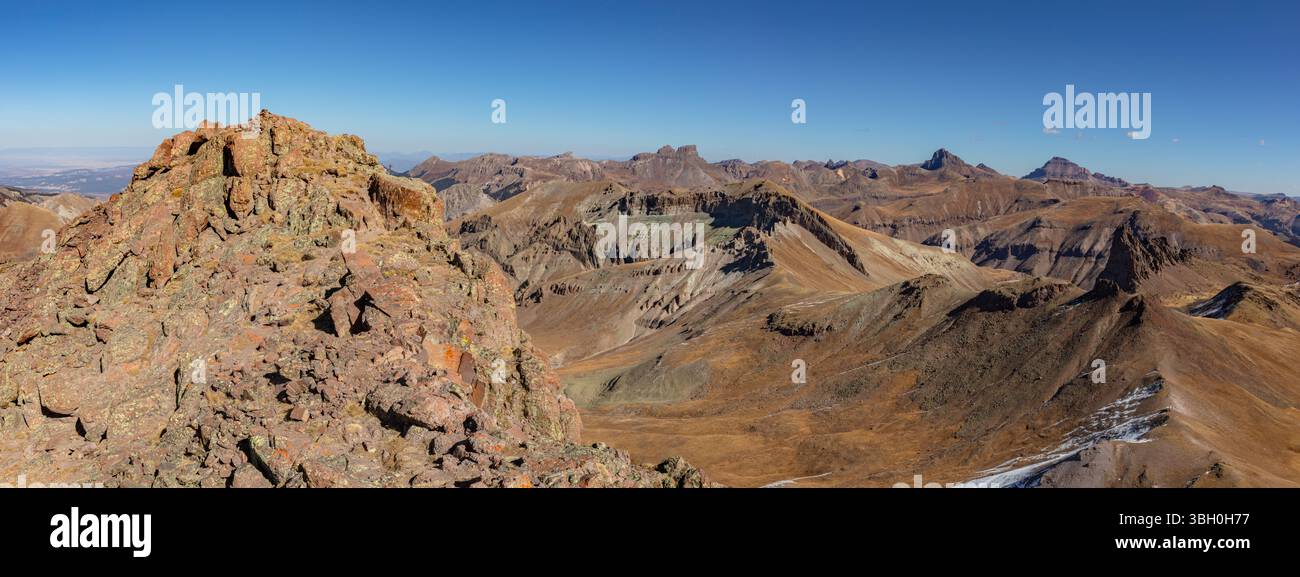 Il cono sommitale del Colorado 13er Wildhorse Peak. Dietro un mare di picchi del Monte San Juan, tra cui il 14ers Uncompahgre Peak e il Wetterhorn Peak. Foto Stock