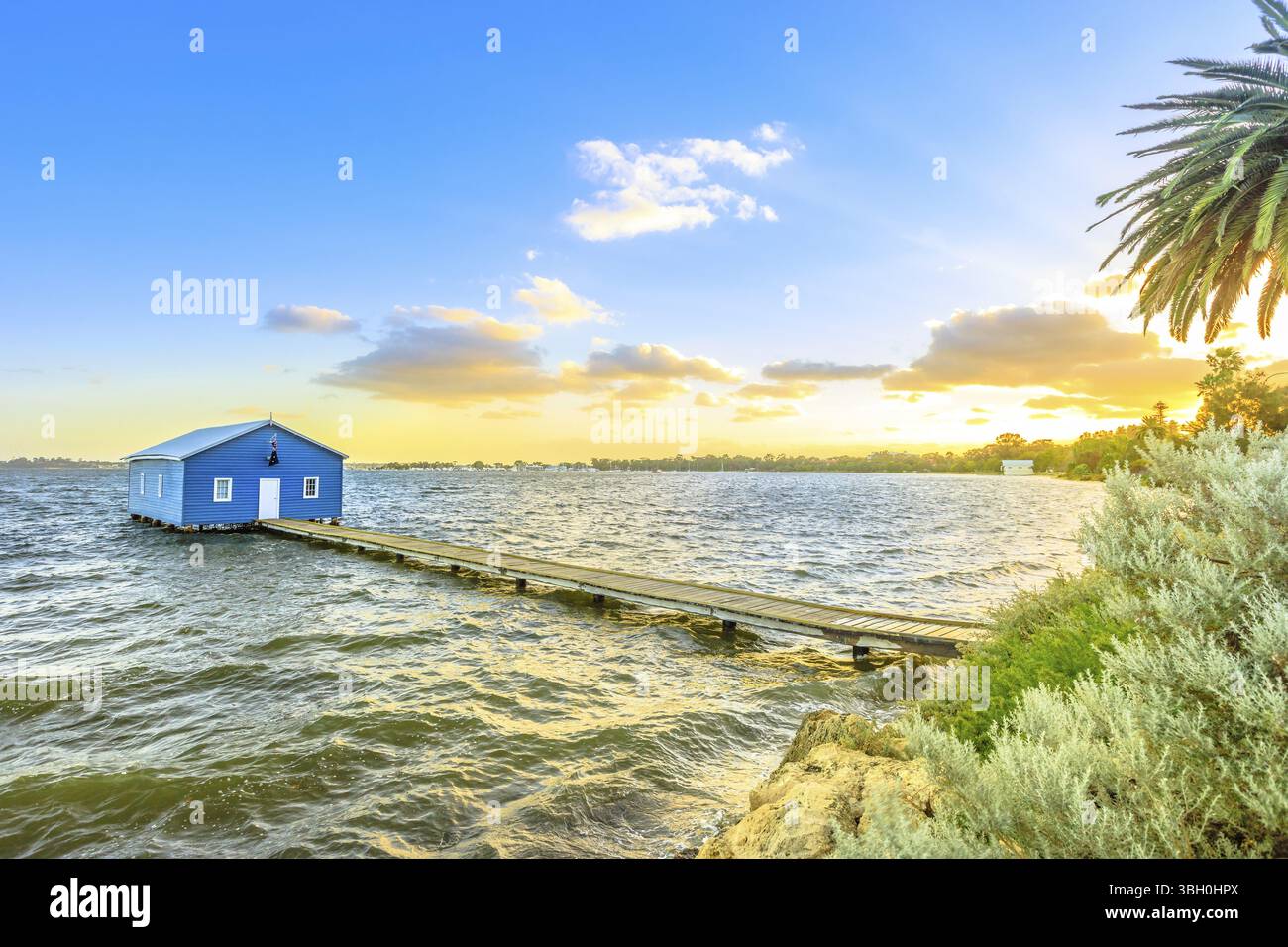 Blue Boat House: L'iconico e più fotografato punto di riferimento di Perth nell'Australia Occidentale. Panorama panoramico al tramonto sul fiume Swan. Boathause con boscosa Foto Stock