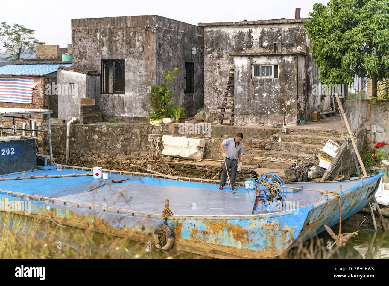 Sanya, Hainan/China-08.04.2020:la vista rurale di strada del vecchio villaggio di pescatori di fiume tradizionale su Hainan in Cina Foto Stock
