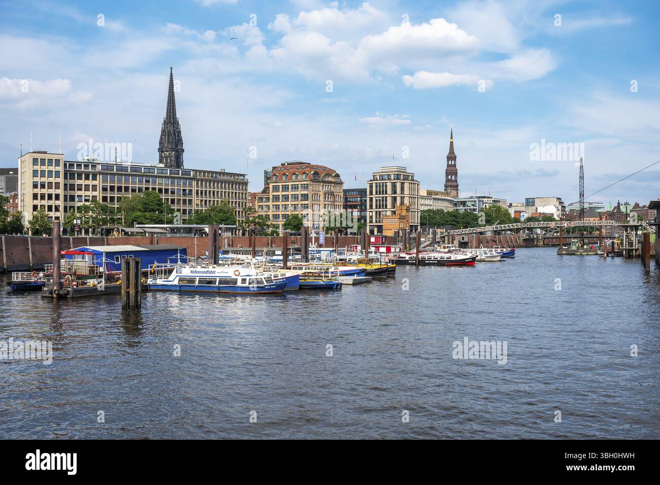 Amburgo, Germania, 19 luglio 2024 - il porto interno con navi da ricreazione a HafenCity, il centro della città, in Europa Foto Stock