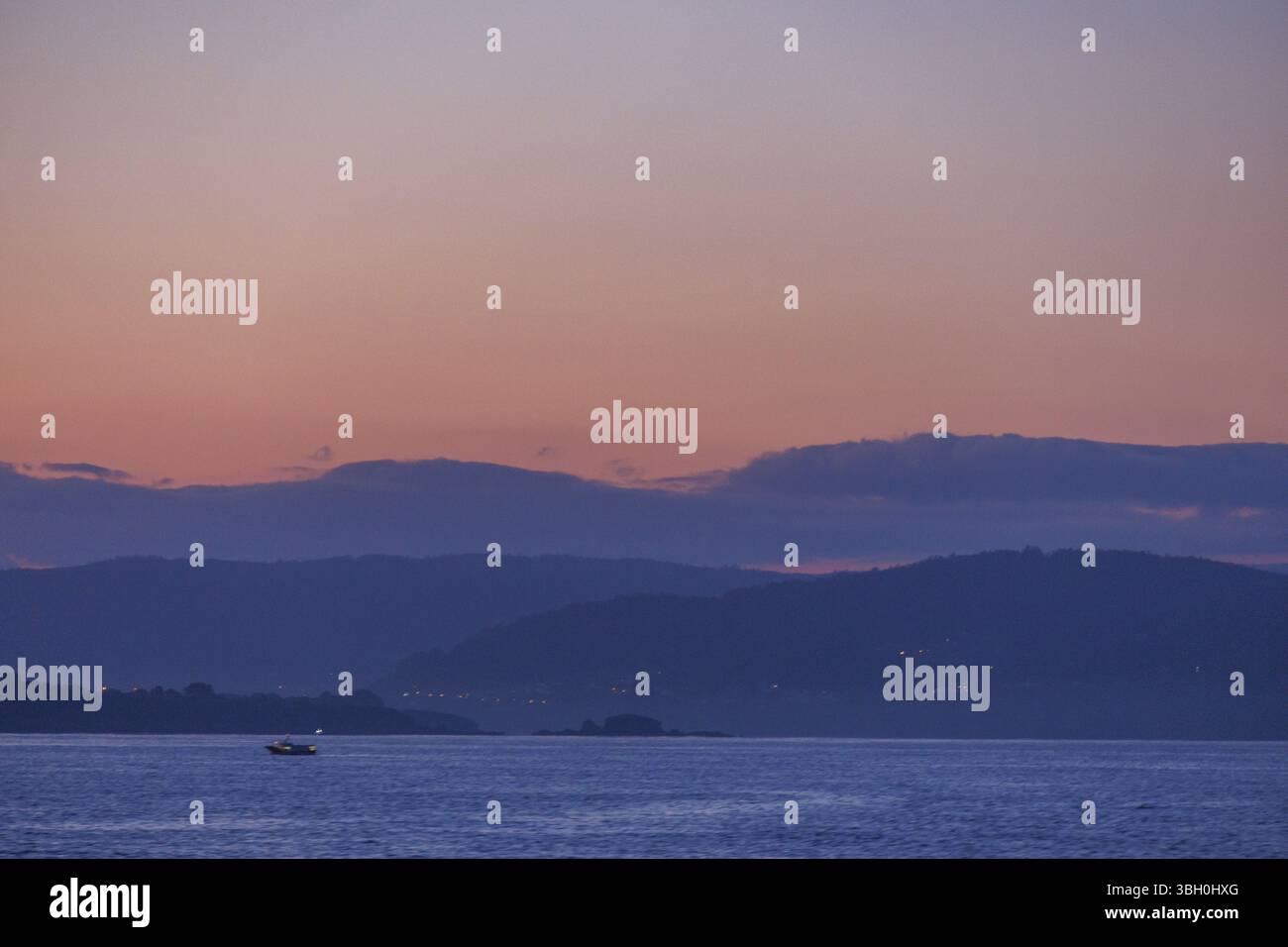 Paesaggio pittoresco con colori tenui del rosso serale sull'acqua, Una Coruna, Galizia, Spagna, Europa Foto Stock