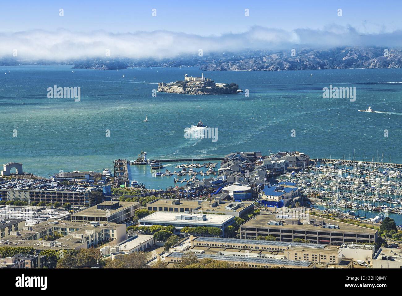 Vista aerea di Isola di Alcatraz, Hyde Street Pier in Fishermans Wharf e il Maritime National Historical Park, dalla parte superiore della Torre Coit sulla giornata di sole. San Foto Stock