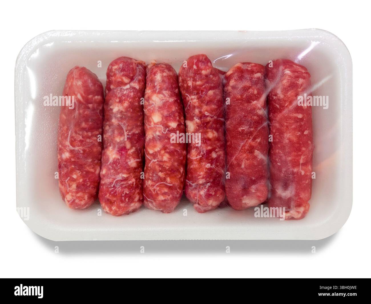 Salsiccia di maiale sigillata sottovuoto in vassoio di plastica bianco per la vendita al supermercato, confezioni isolate su bianco con percorso di ritaglio incluso Foto Stock