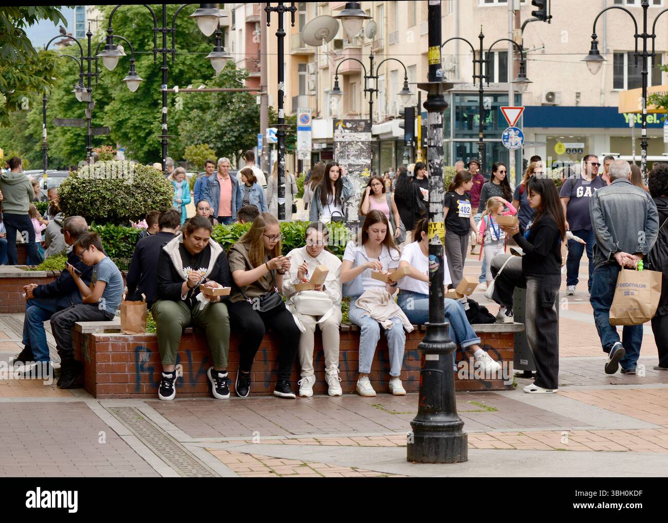Turisti nell'affollato viale Vitosha a Sofia in Bulgaria, vivace zona pedonale conosciuta per i suoi caffè, negozi e l'atmosfera urbana dell'Europa orientale Foto Stock