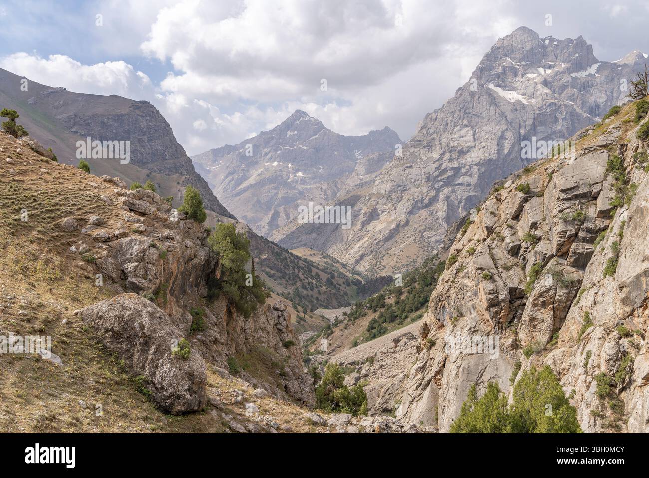 La splendida vista del cielo blu e della cima della neve vicino alla cima di Kaltsit nelle montagne di Fann in Tagikistan Foto Stock