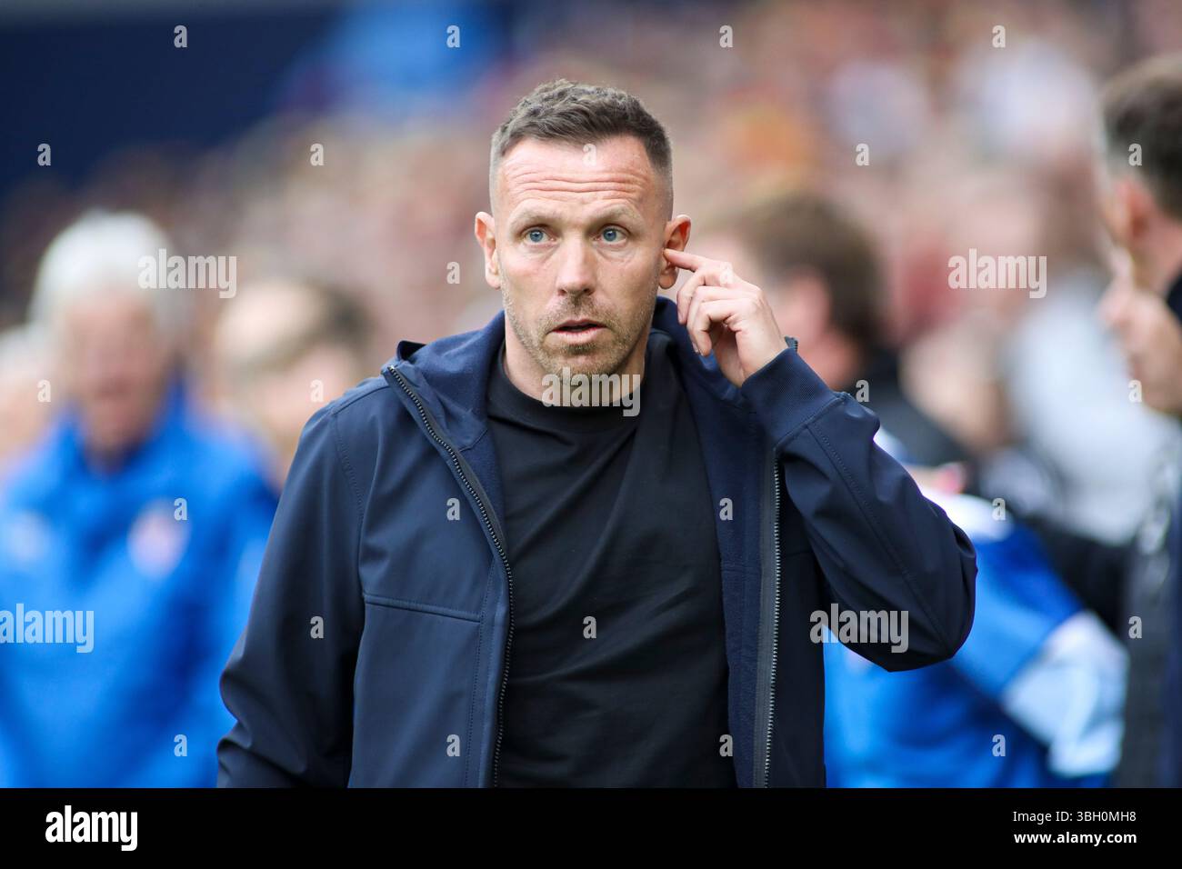 Cardiff, Galles, Regno Unito. 6 giugno 2025. Craig Bellamy, allenatore del Galles durante la Coppa del mondo FIFA, le qualificazioni europee, la partita del gruppo J tra Galles e Liechtenstein al Cardiff City Stadium. Credit Glitch Images/Alamy Live News Foto Stock Cardiff, Galles, Regno Unito. 6 giugno 2025. Craig Bellamy, allenatore del Galles durante la Coppa del mondo FIFA, le qualificazioni europee, la partita del gruppo J tra Galles e Liechtenstein al Cardiff City Stadium. Credit Glitch Images/Alamy Live News Foto Stock