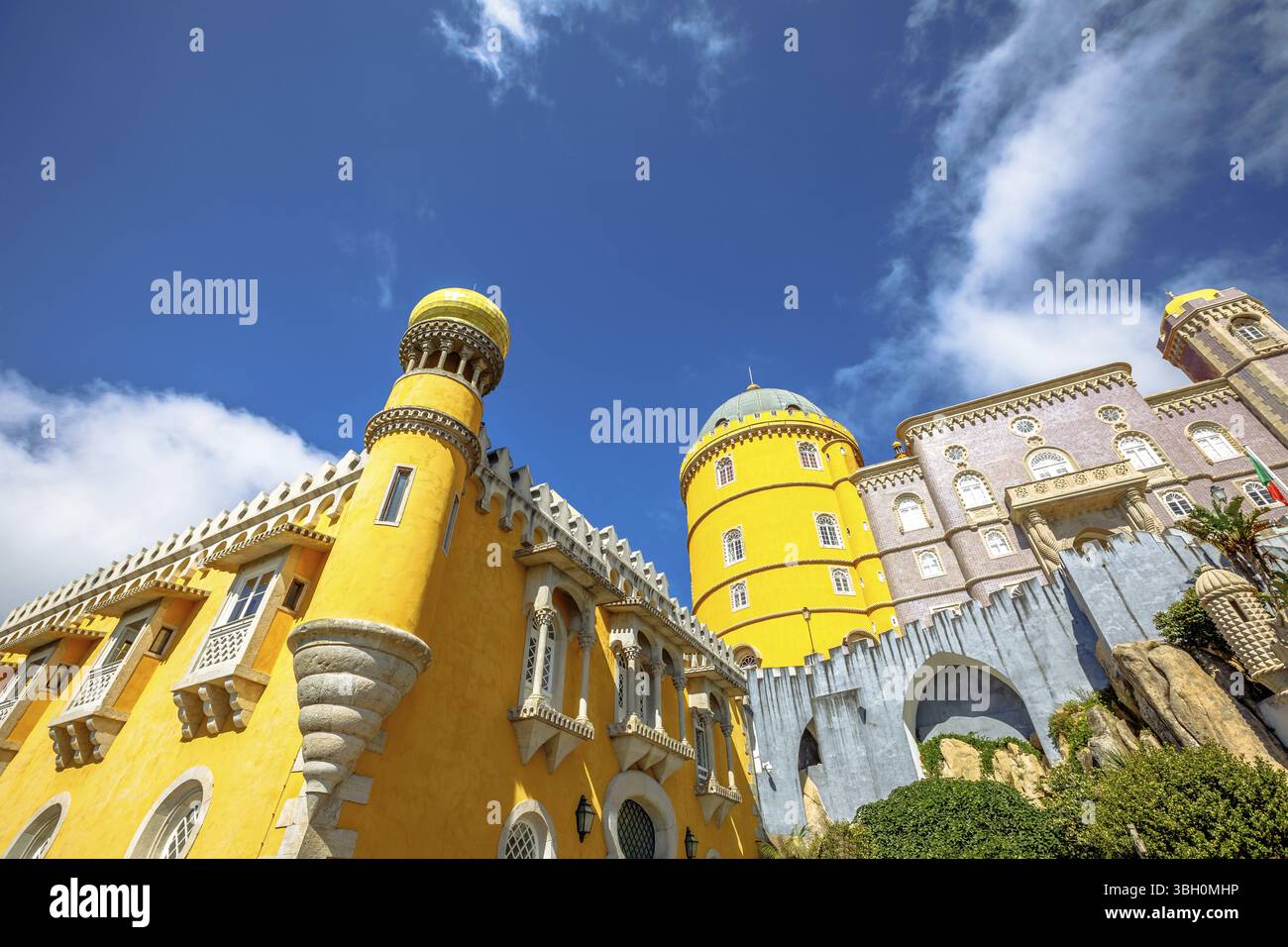Background dell'architettura. Palazzo Nazionale pena, una delle sette meraviglie del Portogallo e patrimonio dell'umanità dell'UNESCO. Il castello di pena è un punto di riferimento molto popolare. Aeroporto municipale Foto Stock