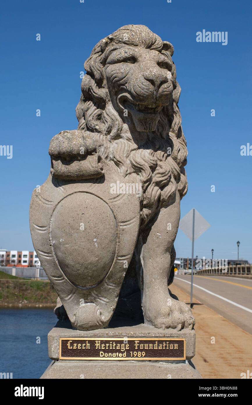 Statua del Leone sul ponte a Cedar Rapids, Iowa Foto Stock