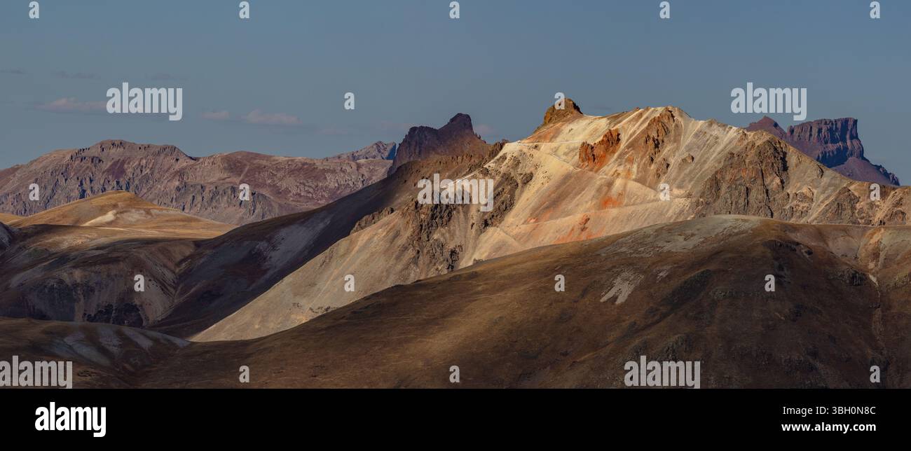 Un bel faro sul Colorado 13er Darley Mountain nelle montagne della catena montuosa di San Juan sopra Engineer Pass. Foto Stock
