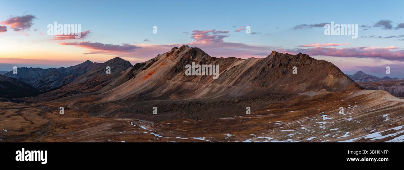 Innalzandosi sopra il Engineer Pass durante un colorato tramonto Colorado 13ers Darley Mountain, UN13140 e Cow benchmark. Foto Stock