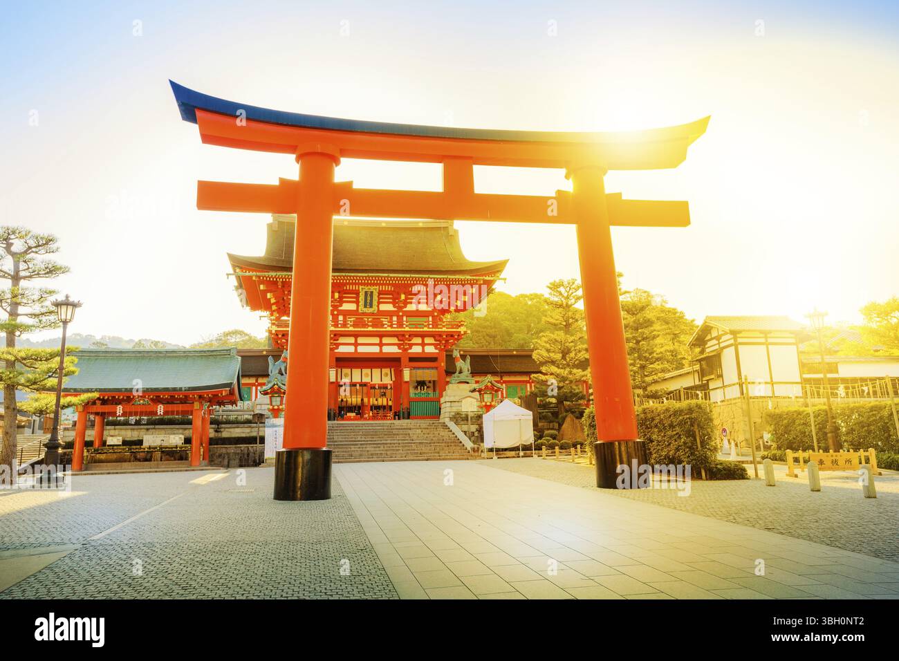 Una gigantesca porta torii di fronte alla porta Romon all'ingresso del santuario Foto Stock
